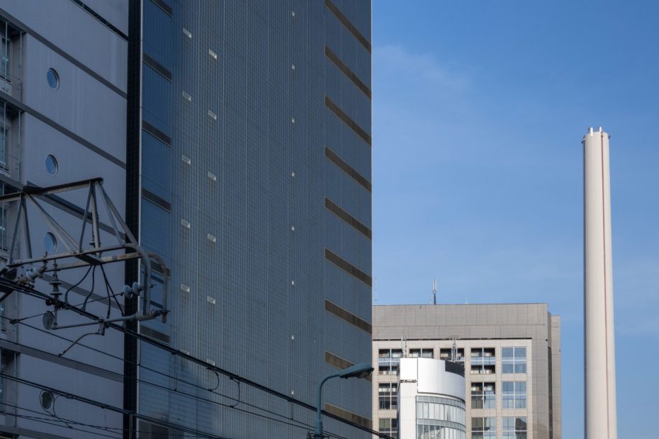 chimenea-alta-en-zona-urbana