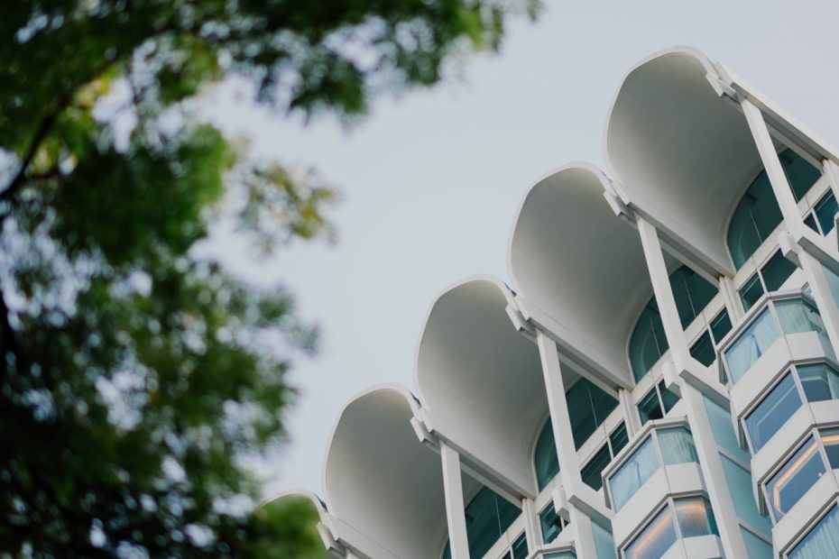 edificio-moderno-visto-desde-abajo