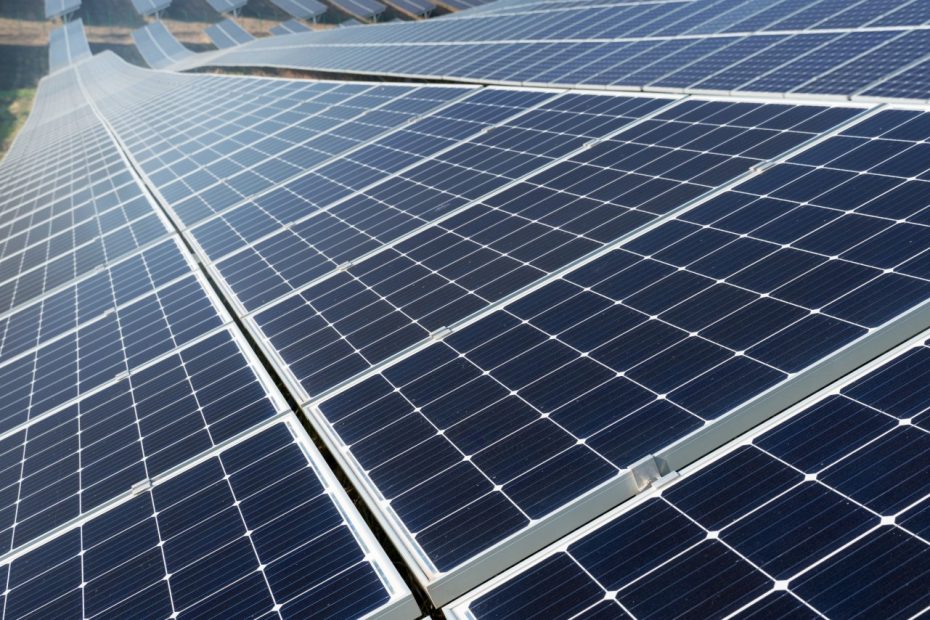 hermosa-planta-de-energia-alternativa-con-paneles-solares