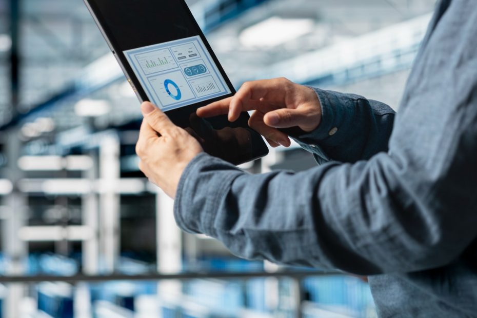 primer-plano-de-un-empleado-de-la-sala-de-servidores-analizando