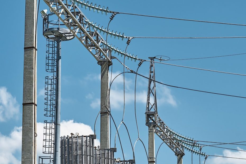transformadores-electricos-de-alta-tension-en-una-central-electrica-de-distribucion-de-electricidad-lineas-de-alta-tension-fuente-de-alimentacion-de-por-vida-de-cerca