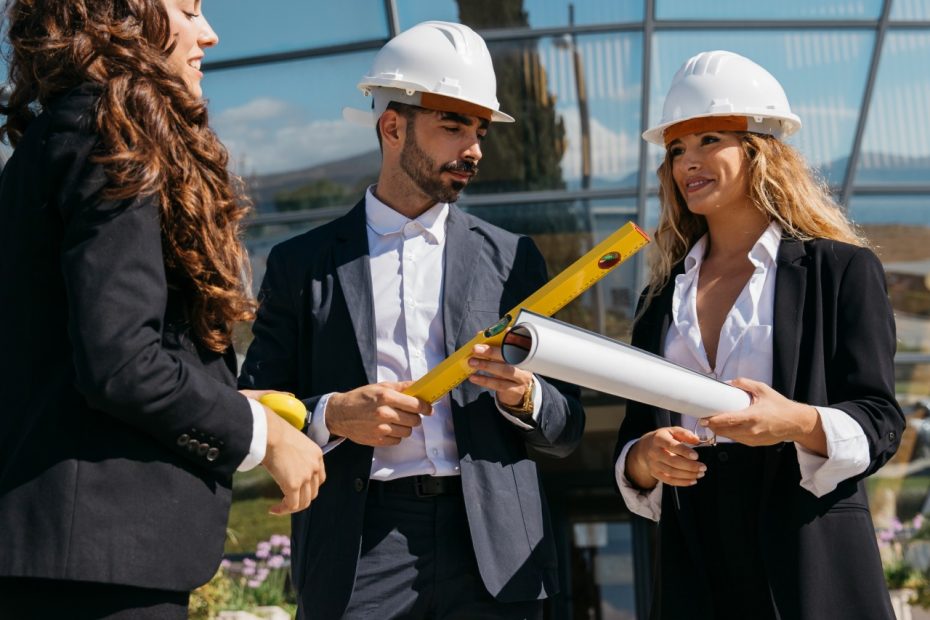 tres-arquitectos-enfrente-de-edificio-moderno